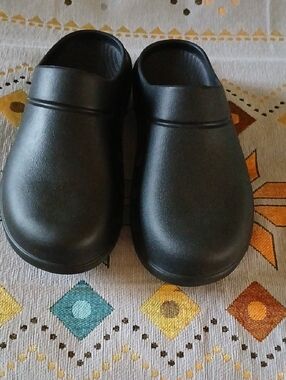 Oofas Black OOfoam Clogs for Comfort and Healing Unisex